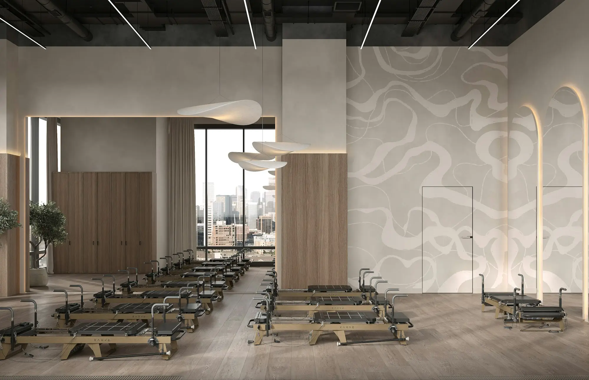 Studio de Pilates lumineux avec appareils alignés