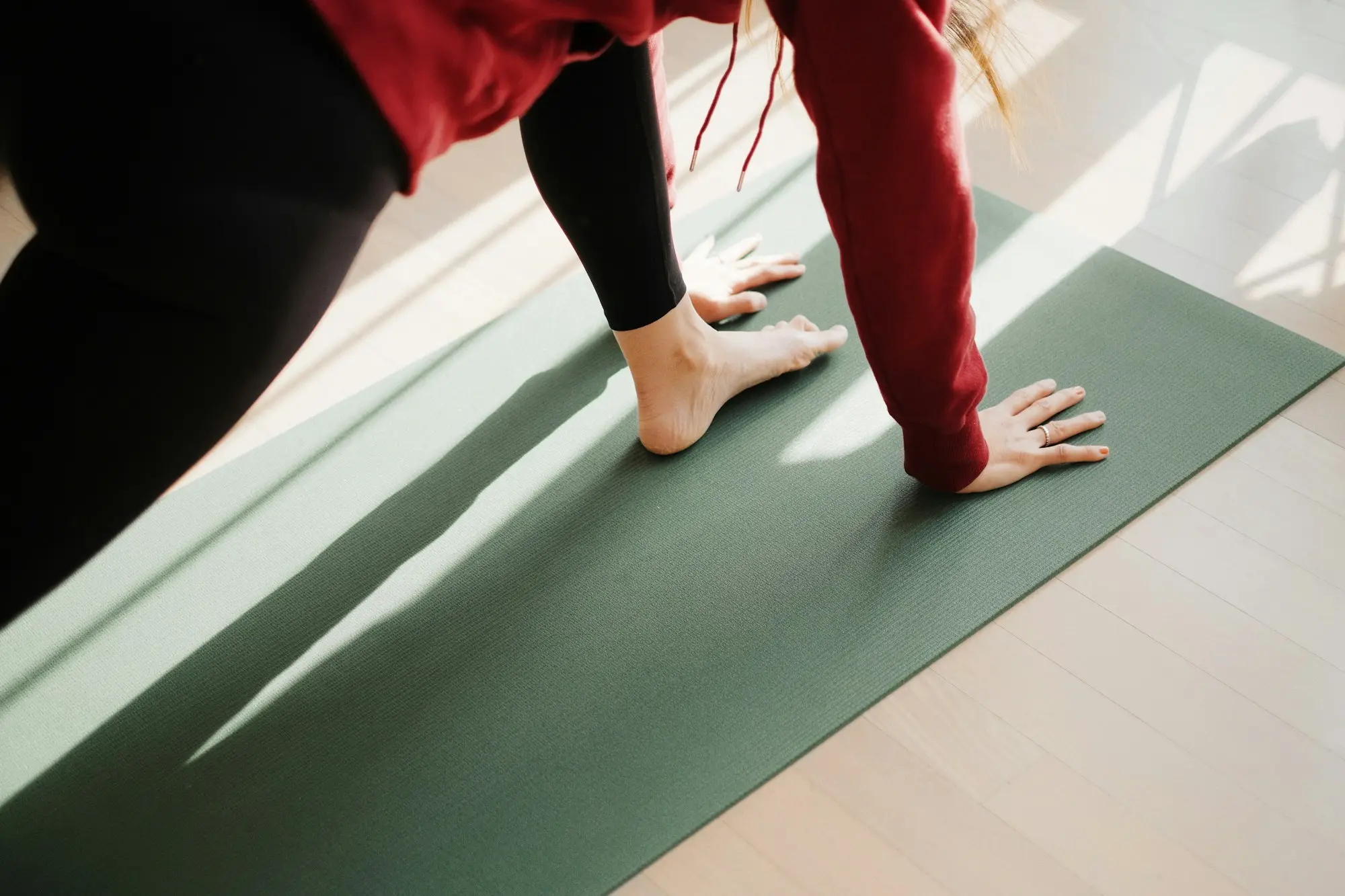 Pieds sur un tapis de sol vert